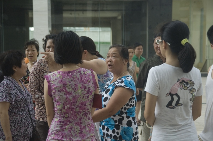 Rất nhiều người dân, tỏ ra vô cùng lo lắng và hoảng hốt vì có cháy như vậy nhưng hệ thống chuông báo cháy lại không kêu. Rất nhiều người dân, tỏ ra vô cùng lo lắng và hoảng hốt vì có cháy như vậy nhưng hệ thống chuông báo cháy lại không kêu.