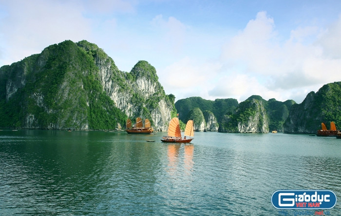 Vịnh Hạ Long giống như một tác phẩm nghệ thuật địa lý được hoàn thành sau hàng triệu năm biến đổi của địa chất. Khi khám phá vịnh, du khách sẽ có cảm giác thư giãn với không khí yên tĩnh, thanh bình. Vịnh Hạ Long giống như một tác phẩm nghệ thuật địa lý được hoàn thành sau hàng triệu năm biến đổi của địa chất. Khi khám phá vịnh, du khách sẽ có cảm giác thư giãn với không khí yên tĩnh, thanh bình.