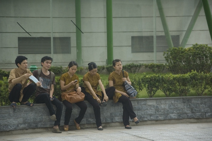 Nhiều nhân viên của quán Ngon tỏ ra mệt mỏi sau khi đám cháy được dập tắt. Nhiều nhân viên của quán Ngon tỏ ra mệt mỏi sau khi đám cháy được dập tắt.