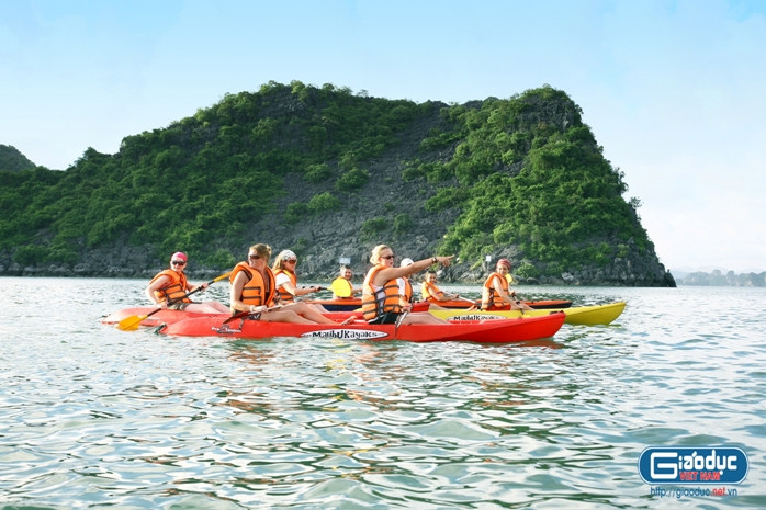 Du khách rất thích thú khi được tự tay chèo thuyền ngắm Vịnh Hạ Long. Du khách rất thích thú khi được tự tay chèo thuyền ngắm Vịnh Hạ Long.