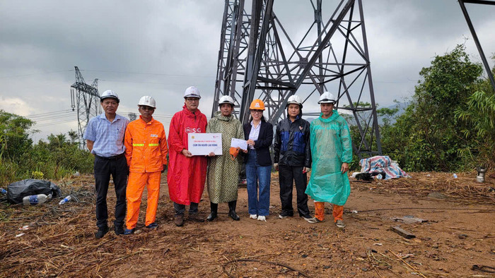 Công đoàn PTC2 thăm hỏi động viên người lao động tham gia sửa chữa chữa thay dây cáp quang và dây dẫn trên đèo Hải Vân. Công đoàn PTC2 thăm hỏi động viên người lao động tham gia sửa chữa chữa thay dây cáp quang và dây dẫn trên đèo Hải Vân.