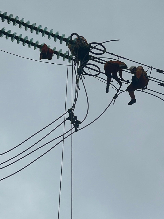 Công nhân Đội Truyền tải điện Cẩm Lệ (Truyền tải điện Đà Nẵng) sửa chữa thay dây cáp quang và dây dẫn khoảng cột 1656-1657 đường dây 500kV 574/Vũng Áng - 575/Đà Nẵng. Công nhân Đội Truyền tải điện Cẩm Lệ (Truyền tải điện Đà Nẵng) sửa chữa thay dây cáp quang và dây dẫn khoảng cột 1656-1657 đường dây 500kV 574/Vũng Áng - 575/Đà Nẵng.
