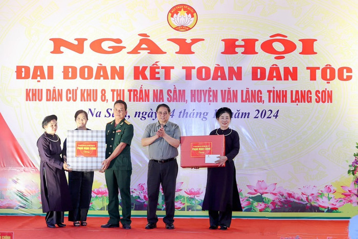 Thủ tướng tặng quà cho đại diện khu dân cư 8, thị trấn Na Sầm. Ảnh: VGP/Nhật Bắc Thủ tướng tặng quà cho đại diện khu dân cư 8, thị trấn Na Sầm. Ảnh: VGP/Nhật Bắc