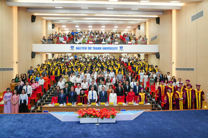 Đông đảo khách mời là đại diện ban ngành, bệnh viện và quý phụ huynh tham dự buổi lễ. Đông đảo khách mời là đại diện ban ngành, bệnh viện và quý phụ huynh tham dự buổi lễ.jpg