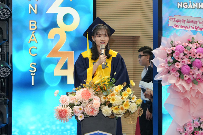 Đại diện tân bác sĩ gửi lời cảm ơn đến quý thầy cô, đội ngũ y tế và đặc biệt là các bậc phụ huynh. Đại diện tân BS gửi lời cảm ơn đến quý thầy cô, đội ngũ y tế và đặc biệt là các bậc phụ huynh.jpg