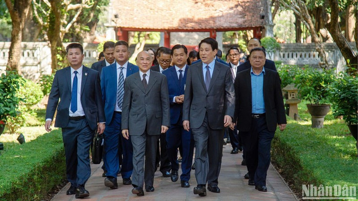 Chủ tịch nước và Quốc vương Campuchia thăm Văn Miếu-Quốc Tử Giám. Chủ tịch nước và Quốc vương Campuchia thăm Văn Miếu-Quốc Tử Giám.