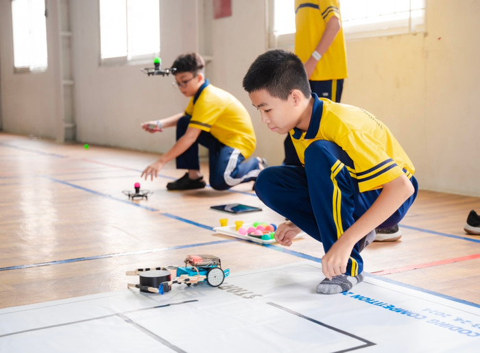 Thí sinh làm quen với sân đấu và thử nghiệm vận hành drone, robot trước ngày thi đấu chính thức.