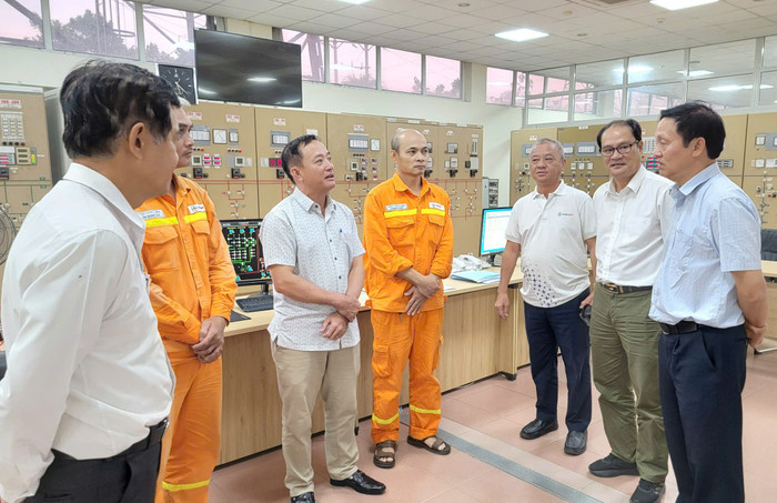 Ông Trịnh Tuấn Sơn – Chủ tịch Công đoàn EVNNPT động viên người lao động tại Trạm biến áp 500kV Đà Nẵng. Ông Trịnh Tuấn Sơn – Chủ tịch Công đoàn EVNNPT động viên người lao động tại Trạm biến áp 500kV Đà Nẵng.