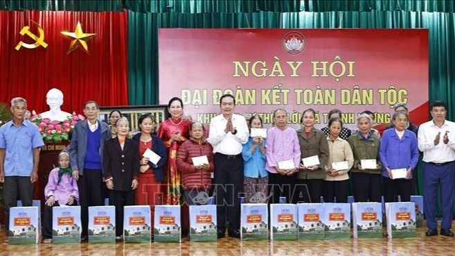 Chủ tịch Quốc hội Trần Thanh Mẫn tặng quà đại biểu. Ảnh TTXVN Chủ tịch Quốc hội Trần Thanh Mẫn tặng quà đại biểu. Ảnh TTXVN