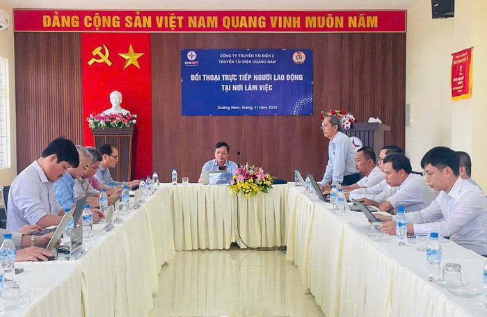 Ông Lê Đình Chiến – Bí thư Đảng ủy, Giám đốc PTC2 đối thoại trực tiếp với người lao động tại Truyền tải điện Quảng Nam. Ông Lê Đình Chiến – Bí thư Đảng ủy, Giám đốc PTC2 đối thoại trực tiếp với người lao động tại Truyền tải điện Quảng Nam.