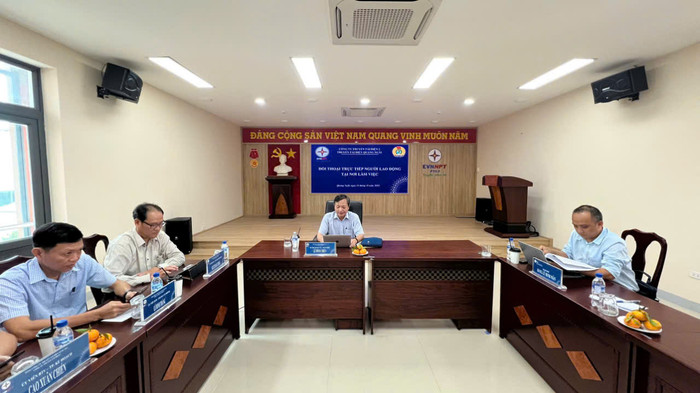 Ông Lê Đình Chiến – Bí thư Đảng ủy, Giám đốc PTC2 đối thoại trực tiếp với người lao động tại Truyền tải điện Quảng Ngãi. Ông Lê Đình Chiến – Bí thư Đảng ủy, Giám đốc PTC2 đối thoại trực tiếp với người lao động tại Truyền tải điện Quảng Ngãi.
