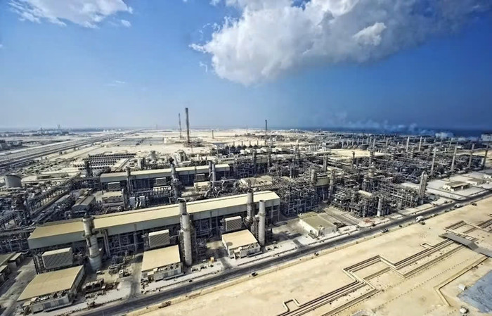 Toàn cảnh khu liên hợp hóa dầu Ras Laffan của Qatar. Toàn cảnh khu liên hợp hóa dầu Ras Laffan của Qatar.