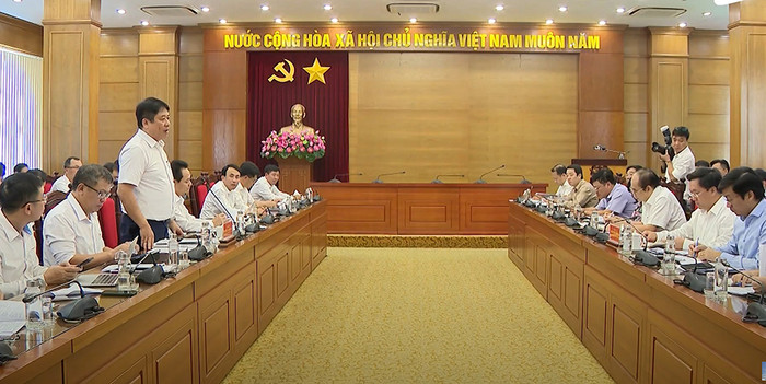 Ông Nguyễn Anh Tuấn - Tổng Giám đốc EVN phát biểu và đề nghị Ủy ban nhân dân tỉnh Vĩnh Phúc vào cuộc quyết liệt để tháo gỡ vướng mắc các dự án điện trên địa bàn tỉnh. Ông Nguyễn Anh Tuấn - Tổng Giám đốc EVN phát biểu và đề nghị Ủy ban nhân dân tỉnh Vĩnh Phúc vào cuộc quyết liệt để tháo gỡ vướng mắc các dự án điện trên địa bàn tỉnh.