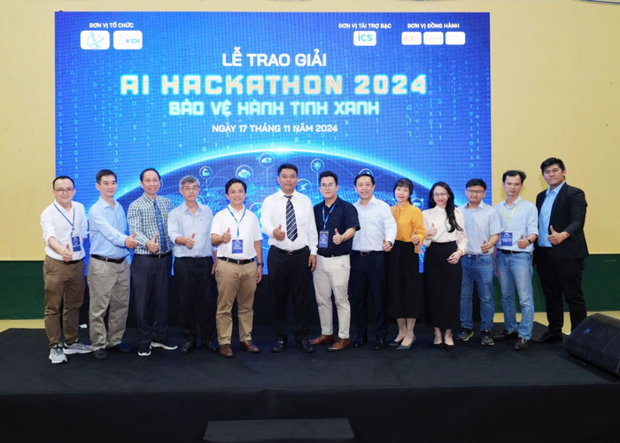Ban tổ chức Cuộc thi AI Hackathon 2024 chụp ảnh lưu niệm cùng các khách mời. IMG_5214.JPG