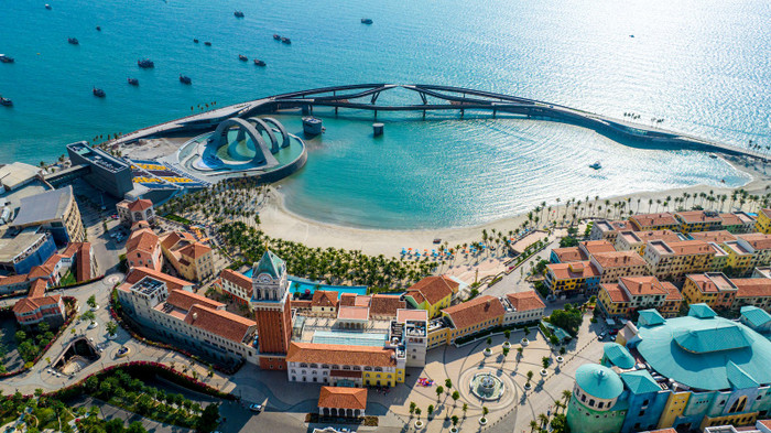 Ngoài thiên nhiên tươi đẹp, Phú Quốc còn sở hữu nhiều sản phẩm du lịch mang tính biểu tượng như Sunset Town, Cầu Hôn, pháo hoa 365 ngày trong năm. Ngoài thiên nhiên tươi đẹp, Phú Quốc còn sở hữu nhiều sản phẩm du lịch mang tính biểu tượng như Sunset Town, Cầu Hôn, pháo hoa 365 ngày trong năm.