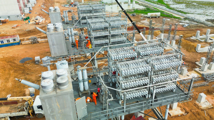Các kỹ sư của EVNNPT tham gia lắp đặt, thí nghiệm thiết bị tại TBA 500kV Thanh Hóa.