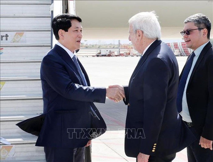 Bộ trưởng Ngoại giao Chile Alberto van Klaveren Stork đón Chủ tịch nước Lương Cường tại sân bay quốc tế Arturo M. Benitez ở thủ đô Santiago de Chile. Ảnh: TTXVN Bộ trưởng Ngoại giao Chile Alberto van Klaveren Stork đón Chủ tịch nước Lương Cường tại sân bay quốc tế Arturo M. Benitez ở thủ đô Santiago de Chile. Ảnh: TTXVN