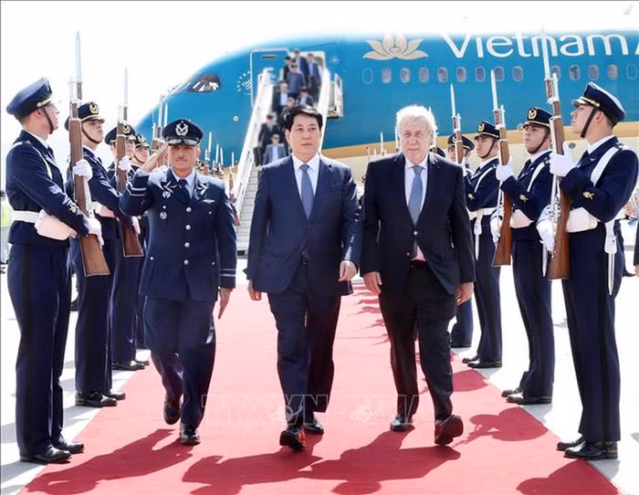 Lễ đón Chủ tịch nước Lương Cường tại sân bay quốc tế Arturo M. Benitez ở thủ đô Santiago de Chile. Ảnh: TTXVN