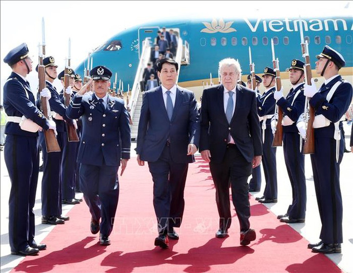 Lễ đón Chủ tịch nước Lương Cường tại sân bay quốc tế Arturo M. Benitez ở thủ đô Santiago de Chile. Ảnh: TTXVN Lễ đón Chủ tịch nước Lương Cường tại sân bay quốc tế Arturo M. Benitez ở thủ đô Santiago de Chile. Ảnh: TTXVN