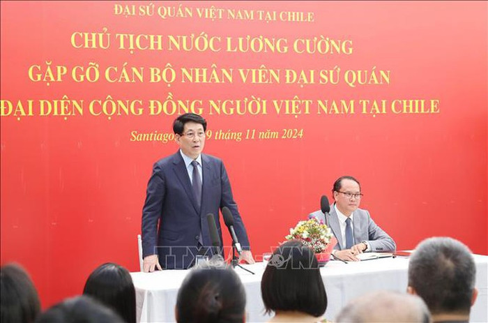 Chủ tịch nước Lương Cường nói chuyện với cán bộ, nhân viên Đại sứ quán và đại diện cộng đồng người Việt Nam sinh sống, làm việc và học tập tại Chile. Ảnh: TTXVN Chủ tịch nước Lương Cường nói chuyện với cán bộ, nhân viên Đại sứ quán và đại diện cộng đồng người Việt Nam sinh sống, làm việc và học tập tại Chile. Ảnh: TTXVN