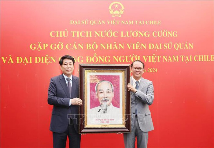 Chủ tịch nước Lương Cường tặng chân dung Chủ tịch Hồ Chí Minh cho Đại sứ quán Việt Nam tại Chile. Ảnh: TTXVN Chủ tịch nước Lương Cường tặng chân dung Chủ tịch Hồ Chí Minh cho Đại sứ quán Việt Nam tại Chile. Ảnh: TTXVN