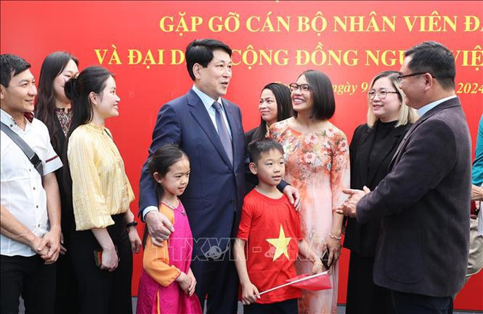 Chủ tịch nước Lương Cường nói chuyện với đại diện cộng đồng người Việt Nam đang sinh sống, làm việc và học tập tại Chile. Ảnh: TTXVN Chủ tịch nước Lương Cường nói chuyện với đại diện cộng đồng người Việt Nam đang sinh sống, làm việc và học tập tại Chile. Ảnh: TTXVN