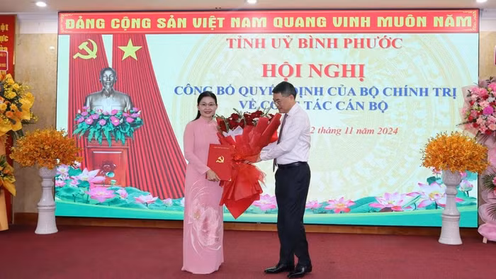Ủy viên Bộ Chính trị, Bí thư Trung ương Đảng, Trưởng Ban Tổ chức Trung ương Lê Minh Hưng trao quyết định và hoa chúc mừng bà Tôn Ngọc Hạnh (ảnh: ĐC)