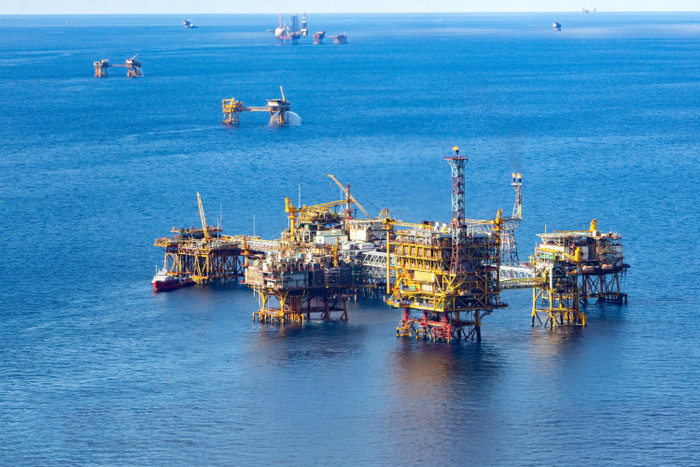Petrovietnam duy trì sản lượng khai thác dầu thô trung bình đạt 7,5-8,5 triệu tấn/năm, sản lượng khí đạt 6-8 tỷ m³/năm. (Ảnh: Khai thác dầu khí trên thềm lục địa Việt Nam.) A1-8.jpg