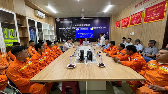 Ông Lê Đình Chiến – Bí thư Đảng ủy, Giám đốc PTC2 kiểm tra tình hình vận hành tại Đội Truyền tải điện Sơn Hà. Ông Lê Đình Chiến – Bí thư Đảng ủy, Giám đốc PTC2 kiểm tra tình hình vận hành tại Đội Truyền tải điện Sơn Hà.