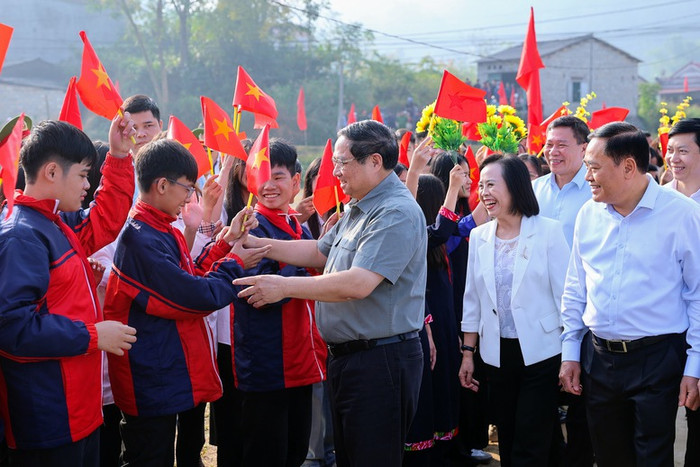 Thủ tướng ân cần thăm hỏi, trò chuyện với bà con, các cháu thiếu nhi dự Ngày hội. Ảnh: VGP/Nhật Bắc Thủ tướng ân cần thăm hỏi, trò chuyện với bà con, các cháu thiếu nhi dự Ngày hội. Ảnh: VGP/Nhật Bắc