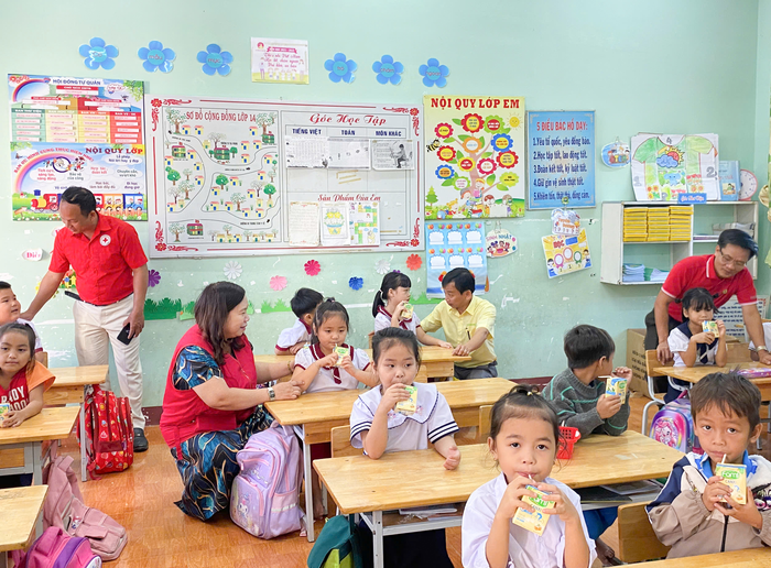Hành trình “Sữa Đậu Nành Học Đường” không ngừng nỗ lực để những hộp sữa đến tay trẻ em tại những nơi khó khăn ở mọi miền đất nước. 2.png
