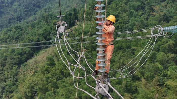 Thay sứ tại vị trí 354, ĐZ 500kV Sơn La - Hòa Bình.