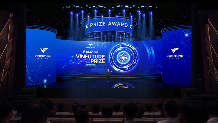 Sân khấu VinFuture Prize 2024 mang đậm màu sắc công nghệ hiện đại với thiết kế dải led tròn nhấn mạnh sự kết nối giữa các cộng đồng, các quốc gia, các lĩnh vực. Anh 2 (24).jpg