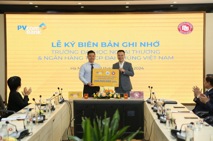 Đại diện PVcomBank trao tặng Trường Đại học Ngoại Thương 2 suất học bổng Thắp Sáng Niềm Tin với trị giá 200 triệu đồng. Ảnh minh họa 02.jpg