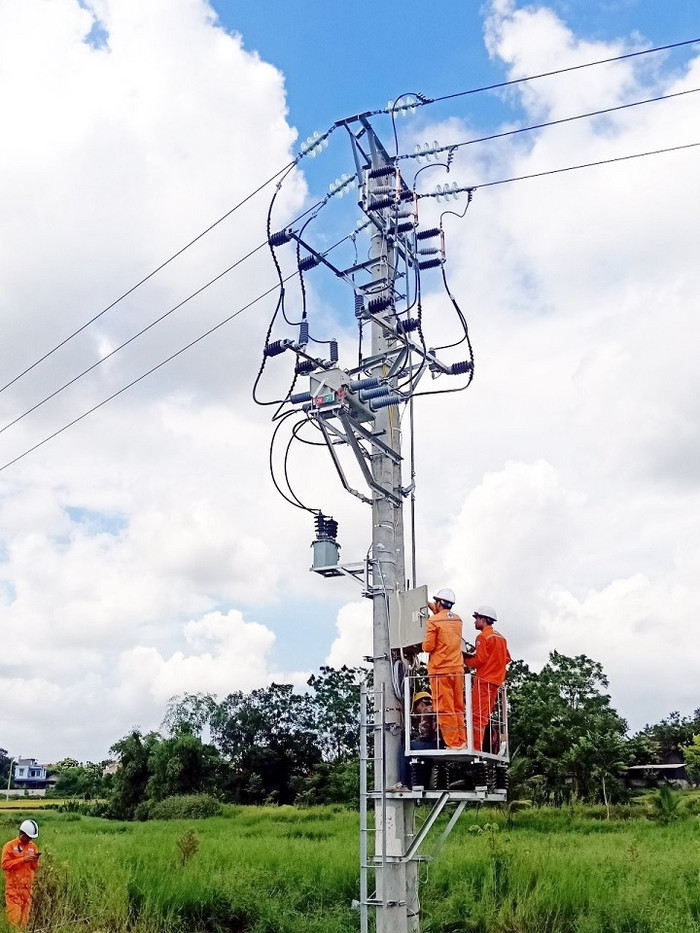 Nhân viên điện lực Bắc Giang kiểm tra kỹ thuật trước khi nghiệm thu đóng điện. Bac Giangkiem tra ky thuat LBS truoc khi nghiem thu dong dien.jpg