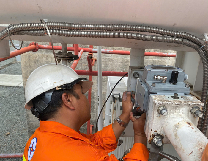 Nhân viên Trung tâm Dịch vụ kỹ thuật 4 thay thế lắp đặt rơle hơi (96) cho MBA AT1 tại trạm 500kV Tân Định. Nhân viên Trung tâm Dịch vụ kỹ thuật 4 thay thế lắp đặt rơle hơi (96) cho MBA AT1 tại trạm 500kV Tân Định.