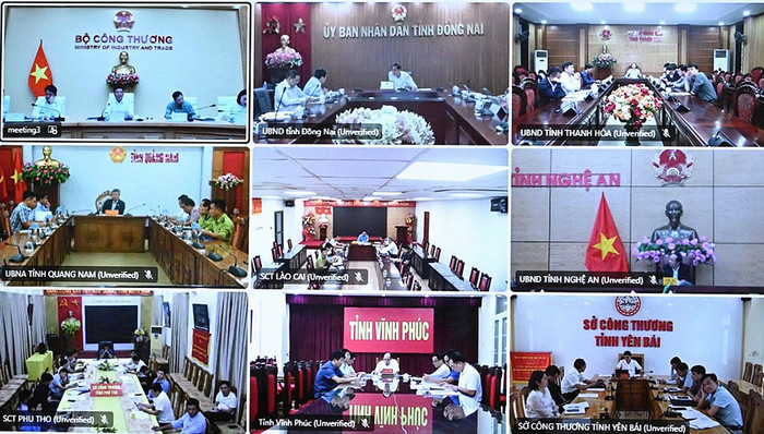 Cuộc họp được kết nối trực tuyến đến điểm cầu của một số địa phương liên quan. Cuộc họp được kết nối trực tuyến đến điểm cầu của một số địa phương liên quan.