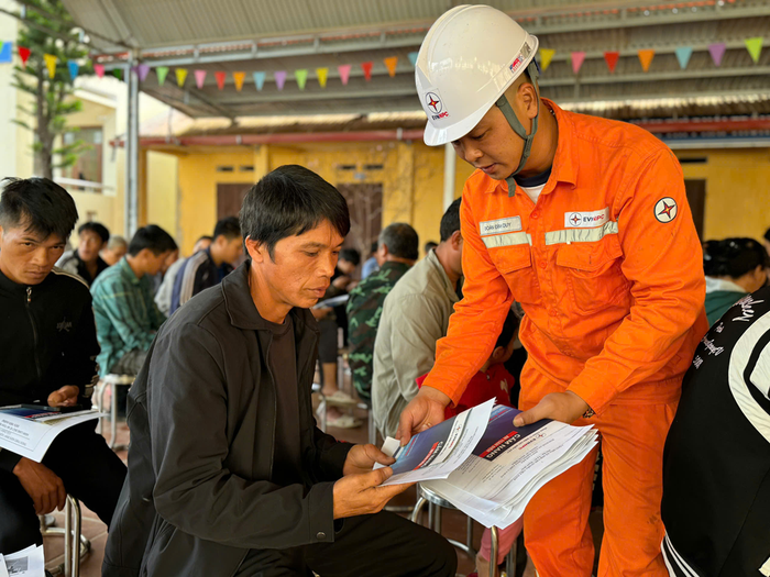 Tuyên truyền cẩm nang an toàn điện đến người dân xã Thụy Hùng.
