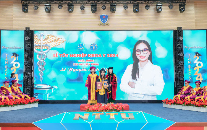 Những tân bác sĩ rạng rỡ khi nhận tấm bằng tốt nghiệp quý giá. Những tân bác sĩ rạng rỡ khi nhận tấm bằng tốt nghiệp quý giá (6).jpg