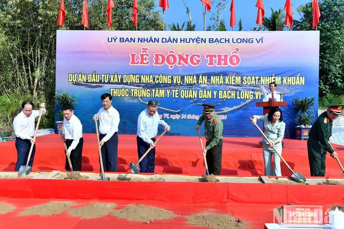 Tổng Bí thư và các đại biểu dự Lễ động thổ Dự án xây dựng nhà công vụ, nhà ăn, nhà kiểm soát nhiễm khuẩn thuộc Trung tâm y tế Quân-Dân-Y huyện Bạch Long Vĩ. Tổng Bí thư và các đại biểu dự Lễ động thổ Dự án xây dựng nhà công vụ, nhà ăn, nhà kiểm soát nhiễm khuẩn thuộc Trung tâm y tế Quân-Dân-Y huyện Bạch Long Vĩ.