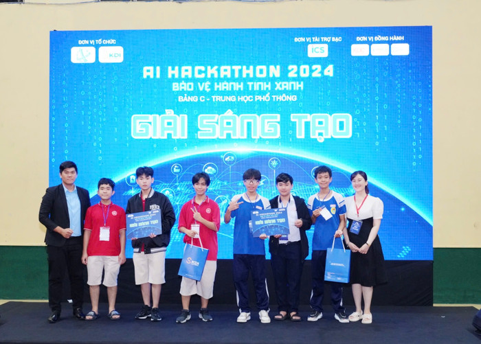 Ban tổ chức trao giải cho các đội thi Chung kết AI Hackathon 2024. IMG_5209.JPG