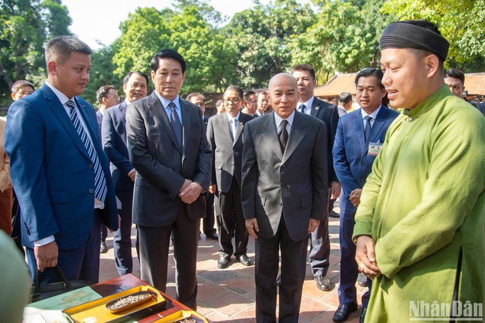 Chủ tịch nước và Quốc vương Campuchia nghe giới thiệu về trà quý. Chủ tịch nước và Quốc vương Campuchia nghe giới thiệu về trà quý.
