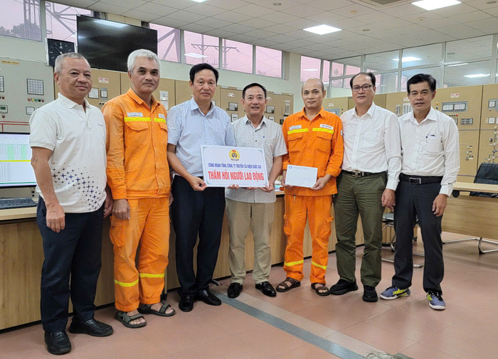 Ông Trịnh Tuấn Sơn – Chủ tịch Công đoàn EVNNPT thăm hỏi tặng quà người lao động tại Trạm biến áp 500kV Đà Nẵng. Ông Trịnh Tuấn Sơn – Chủ tịch Công đoàn EVNNPT thăm hỏi tặng quà người lao động tại Trạm biến áp 500kV Đà Nẵng.