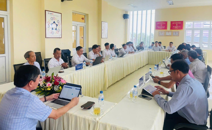 Ông Lê Đình Chiến – Bí thư Đảng ủy, Giám đốc PTC2 làm việc và đối thoại trực tiếp với người lao động truyền tải điện. Ông Lê Đình Chiến – Bí thư Đảng ủy, Giám đốc PTC2 làm việc và đối thoại trực tiếp với người lao động truyền tải điện.