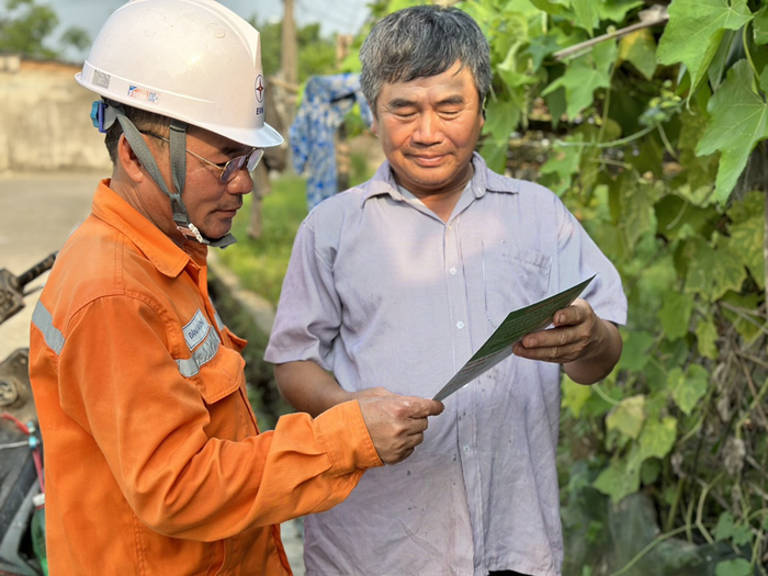 Cán bộ công nhân viên Điện lực Lộc Hà tuyên truyền tới tận hộ dân các quy định về hành lang an toàn lưới điện. Cán bộ công nhân viên Điện lực Lộc Hà tuyên truyền tới tận hộ dân các quy định về hành lang an toàn lưới điện.