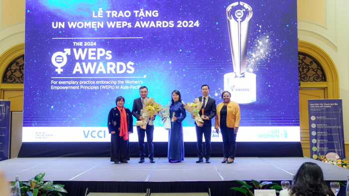 VNA cùng các đơn vị nhận giải thưởng tại Lễ trao giải Thực hiện Nguyên tắc Trao quyền cho Phụ nữ. Anh 2-VNA cùng các đơn vị nhận giải thưởng tại Lễ trao giải Thực hiện Nguyên tắc Trao quyền cho Phụ nữ.JPG