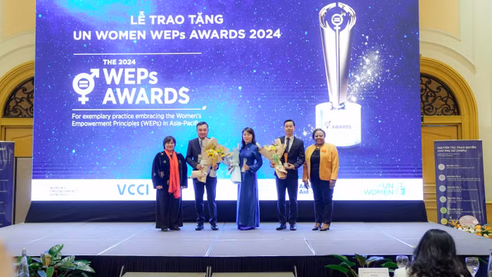 Anh 2-VNA cùng các đơn vị nhận giải thưởng tại Lễ trao giải Thực hiện Nguyên tắc Trao quyền cho Phụ nữ.JPG