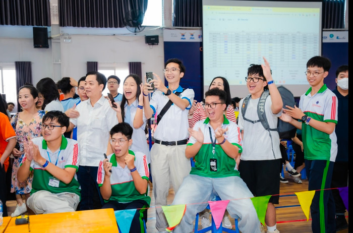 Cùng với đội cổ động viên cuồng nhiệt.