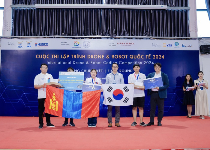 Ban tổ chức trao giải cho các thí sinh đạt giải Vàng - Bạc - Đồng ở hạng mục thi cá nhân.