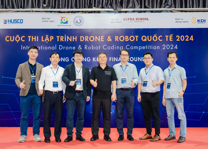 Ban tổ chức và các đơn vị đồng hành, tại Lễ khai mạc Vòng Chung kết Cuộc thi Lập trình Drone và Robot quốc tế 2024 (23/11).